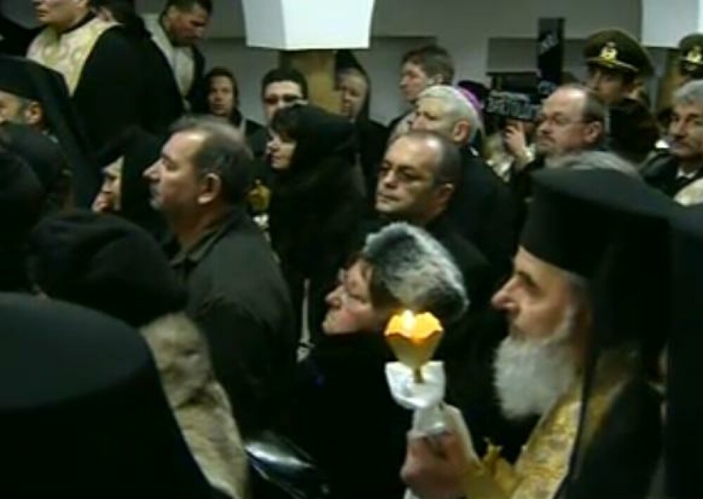 Mii de oameni au participat la inmormantarea IPS Bartolomeu Anania. Video - Imaginea 31