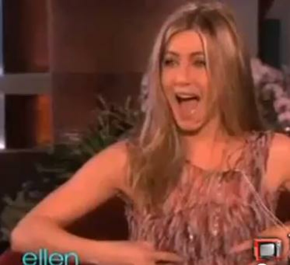 Jennifer Aniston incearca vibratorul pentru sani, in direct la TV. Video - Imaginea 1