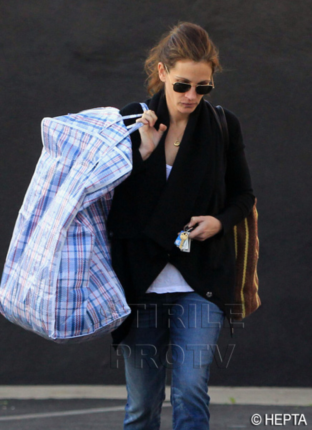 Julia Roberts si-a luat geanta a la Bucur Obor: plasa de rafie. FOTO - Imaginea 1