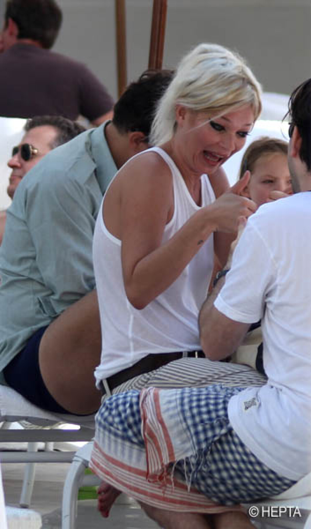 Drogurile si alcoolul pe chipul lui Kate Moss. Ridata si imbatranita. FOTO - Imaginea 2