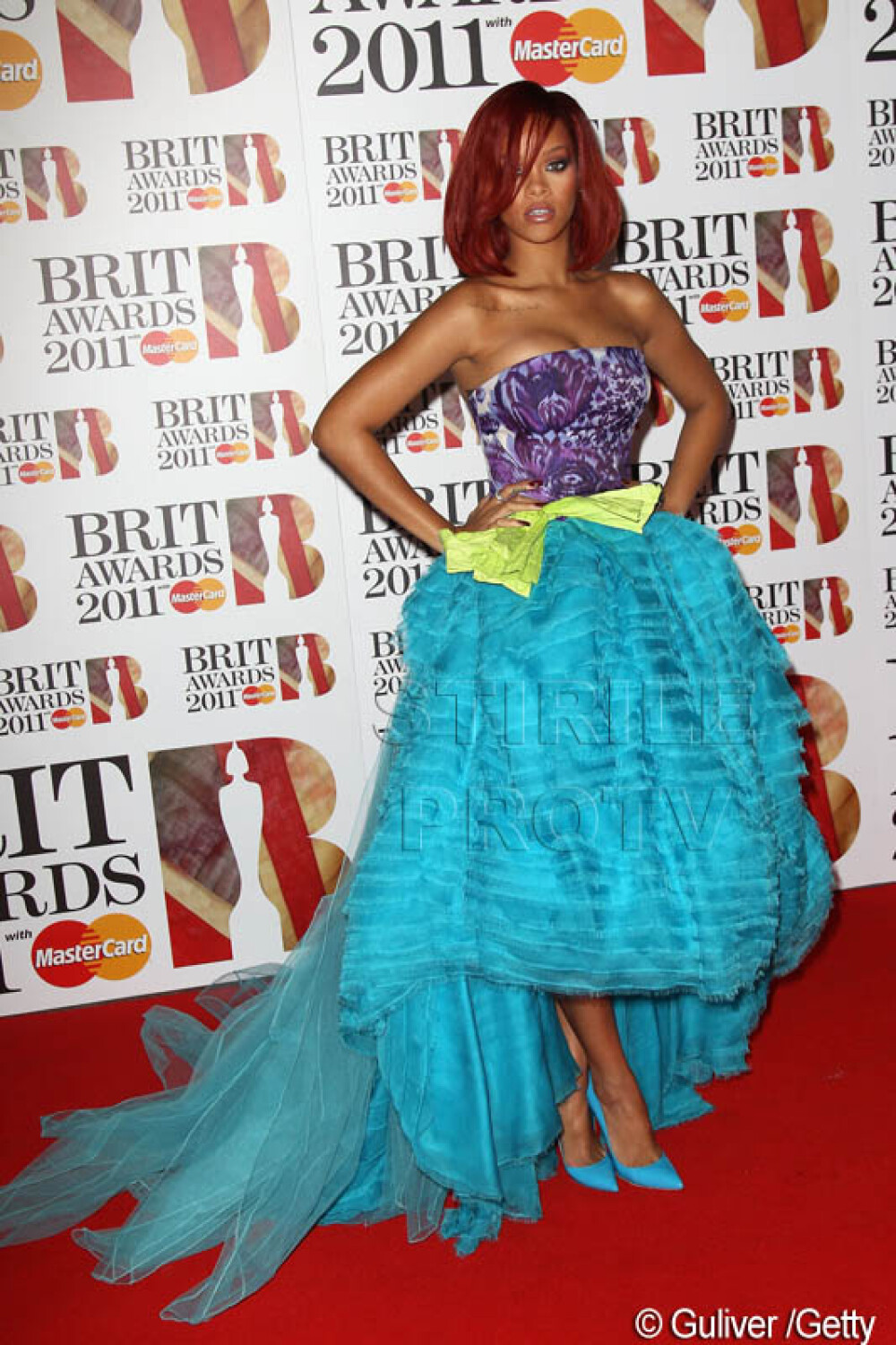 Dezastru vestimentar sau tinute spectaculoase? Rihanna la Brit Awards. FOTO - Imaginea 2