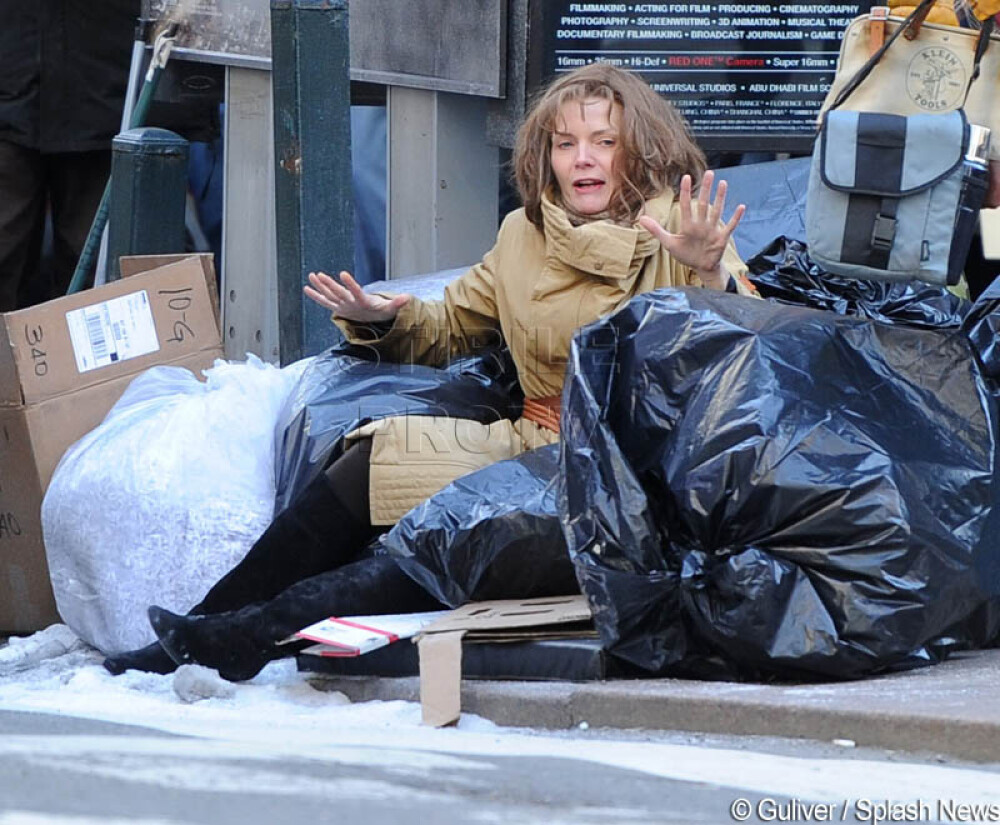 Michelle Pfeiffer a ajuns printre gunoaie. FOTO - Imaginea 3