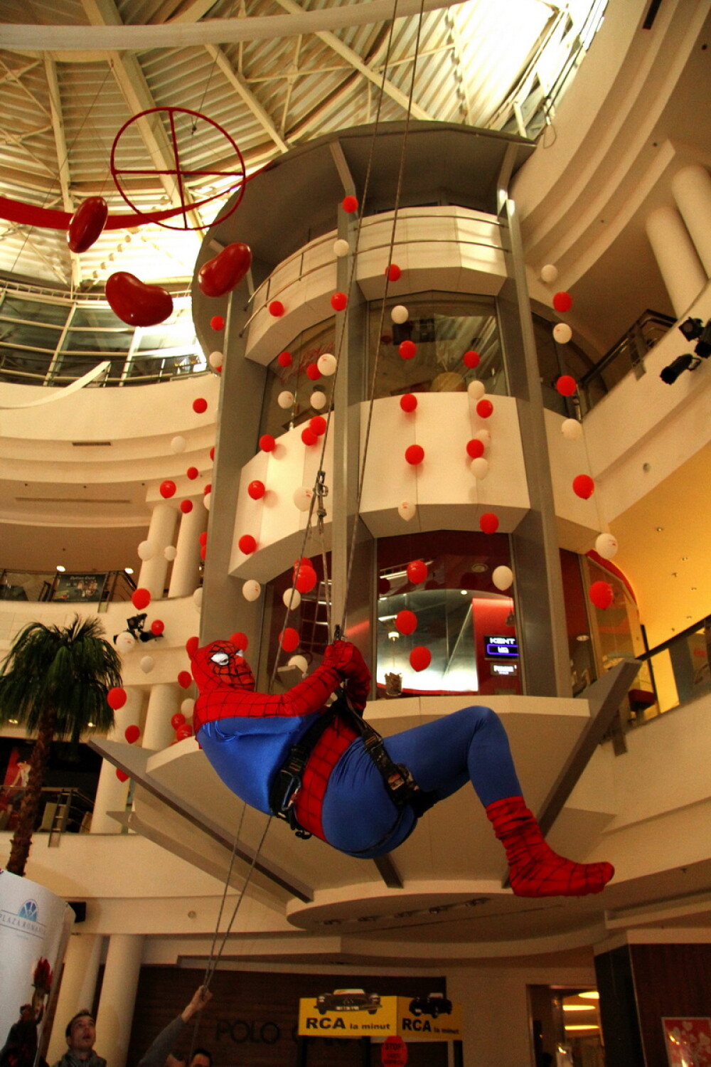 Spiderman-Lis a luat cu asalt un centru comercial. Wonderwoman a fost cu el - Imaginea 7