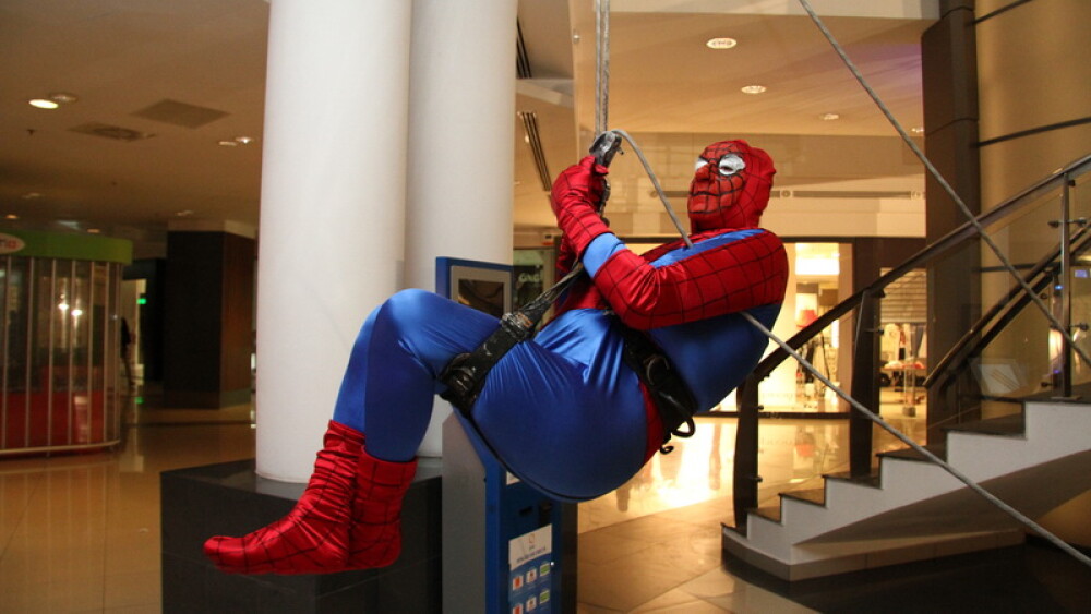 Spiderman-Lis a luat cu asalt un centru comercial. Wonderwoman a fost cu el - Imaginea 3