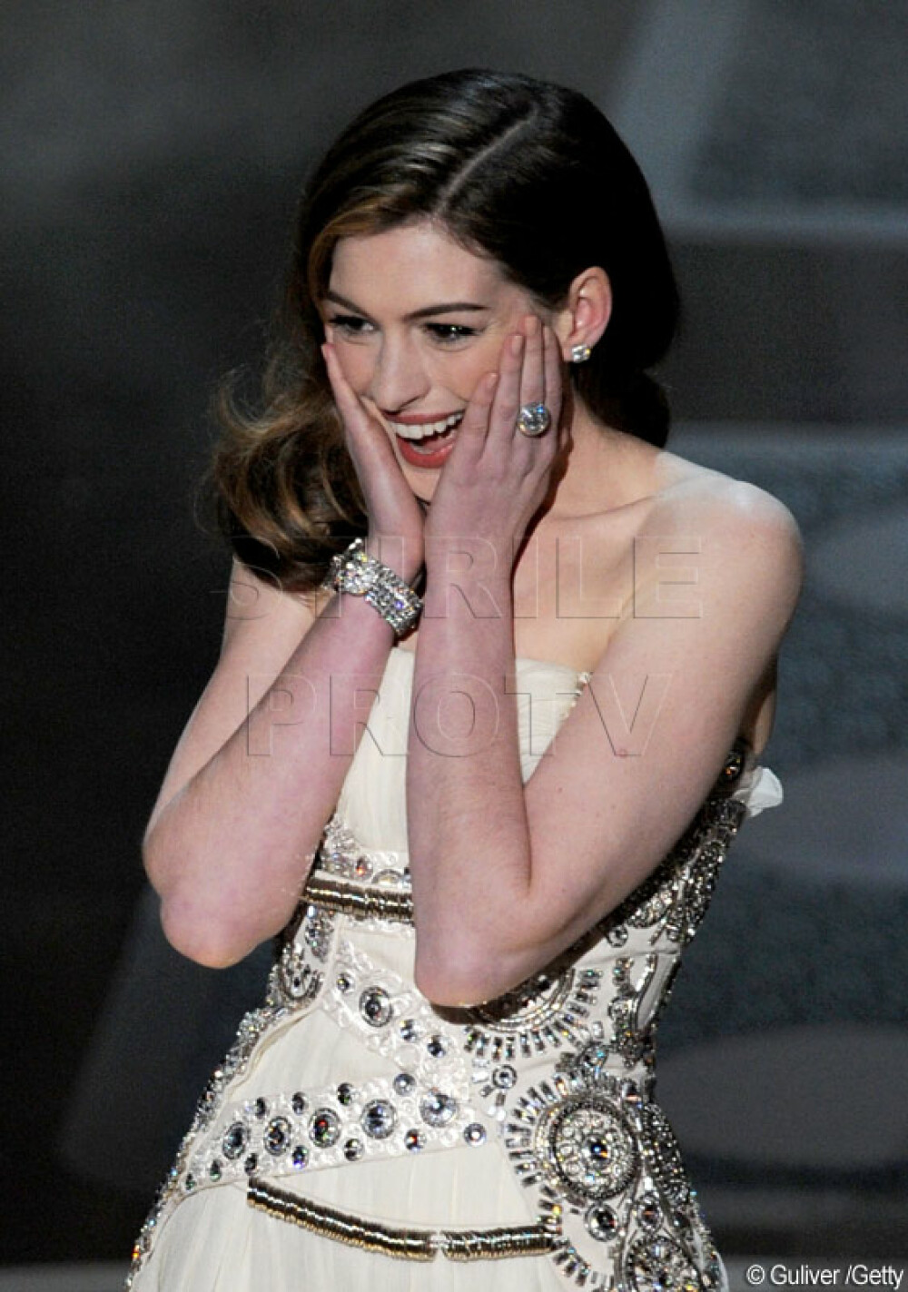Anne Hathaway la Oscar 2011. Stilata, dar neepilata. FOTO - Imaginea 2