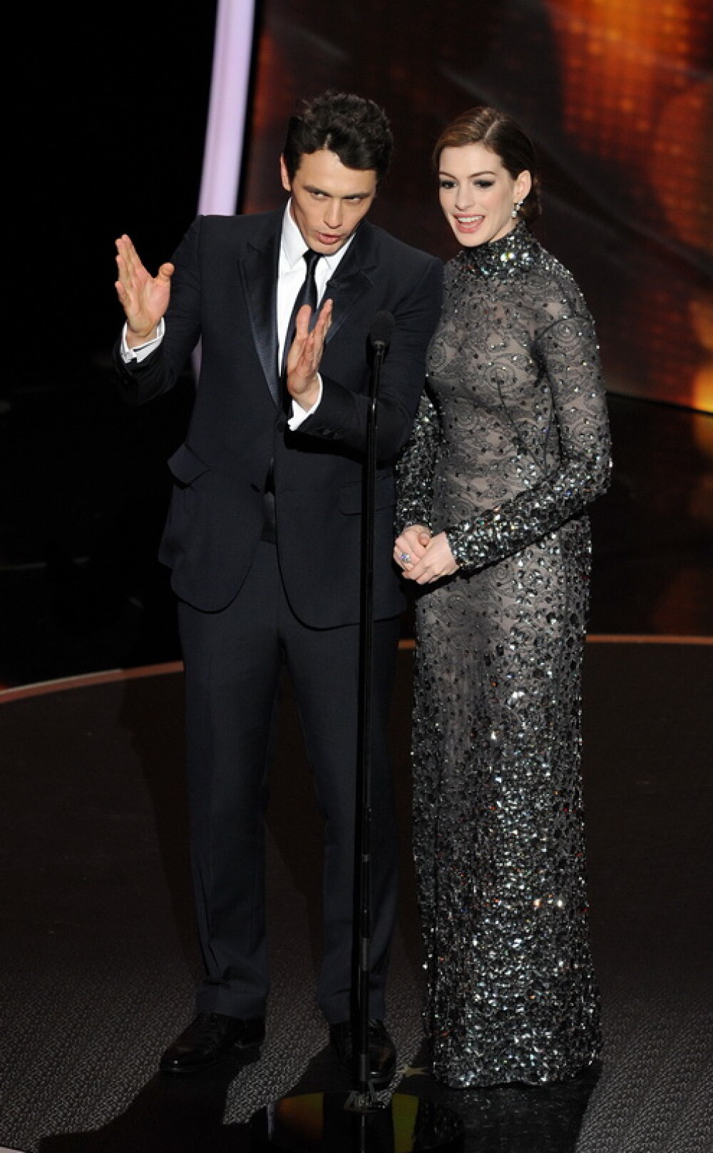 Anne Hathaway la Oscar 2011. Stilata, dar neepilata. FOTO - Imaginea 4