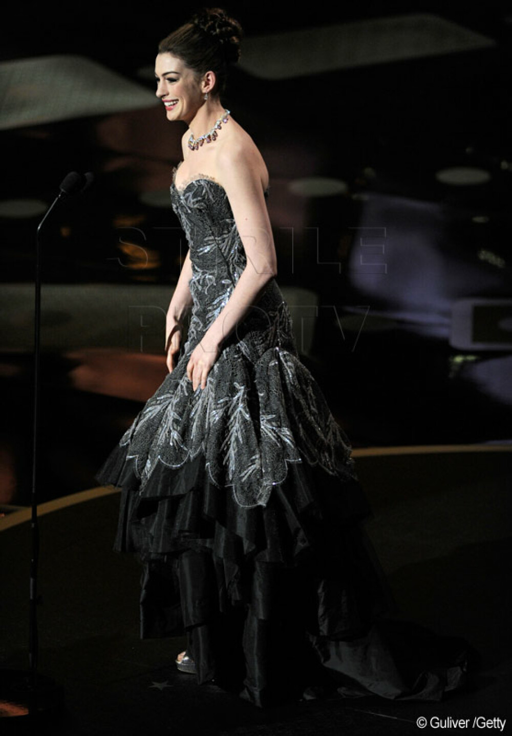 Anne Hathaway la Oscar 2011. Stilata, dar neepilata. FOTO - Imaginea 6