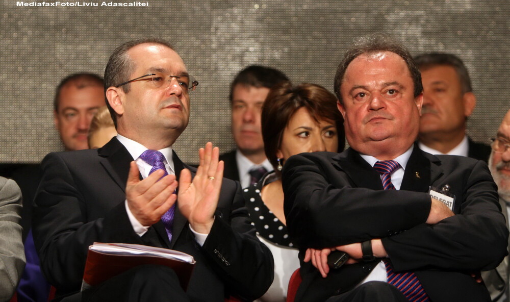 Emil Boc si-a dat demisia din functia de premier si a iesit din Guvern in aplauzele ministrilor - Imaginea 5