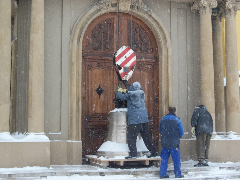 Misiune cu greutate. Clopot de aproape trei tone, urcat in Domul Romano-Catolic din Piata Unirii - Imaginea 3