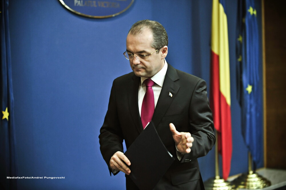Emil Boc si-a dat demisia din functia de premier si a iesit din Guvern in aplauzele ministrilor - Imaginea 3