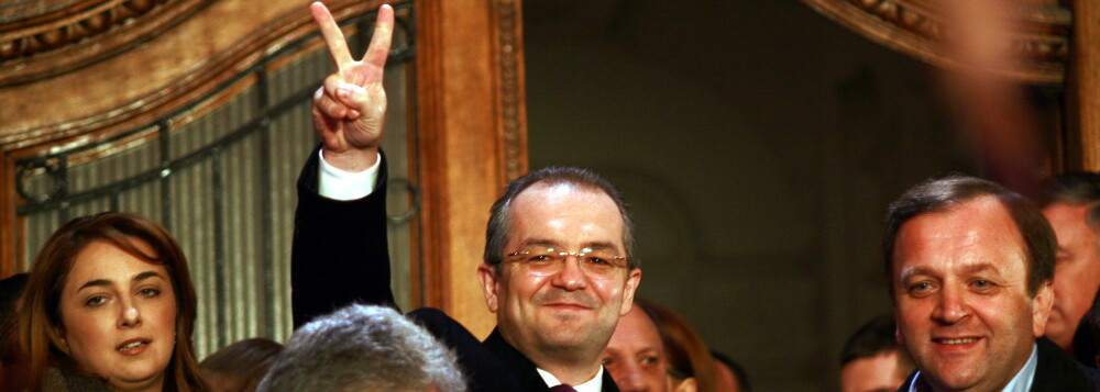Emil Boc si-a dat demisia din functia de premier si a iesit din Guvern in aplauzele ministrilor - Imaginea 1