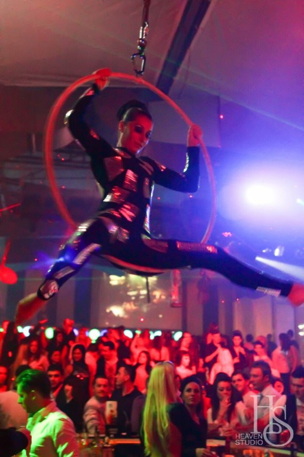 Show excentric cu acrobatii, dans provocator si costume extravagante la Timisoara - Imaginea 5