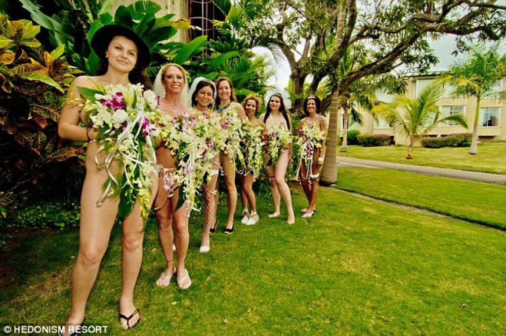 Facebook ti-ar inchide contul daca ai urca asemenea fotografii de la o nunta. 