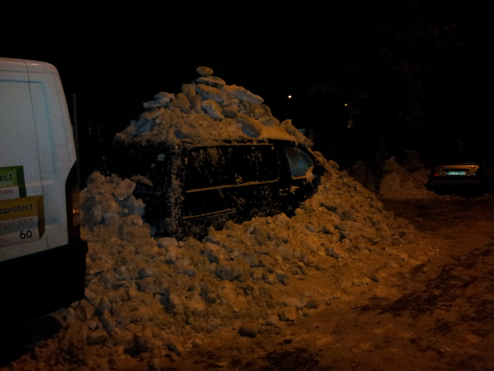 Incidente de cartier in lupta cu iarna. S-au ales cu masinile ingropate in zapada - Imaginea 3