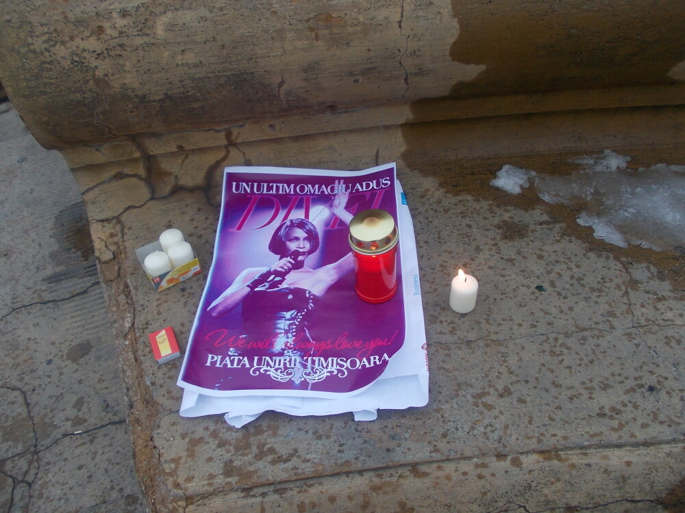 Cel mai infocat fan Whitney Houston. A omagiat-o singur in Piata Unirii din Timisoara - Imaginea 2