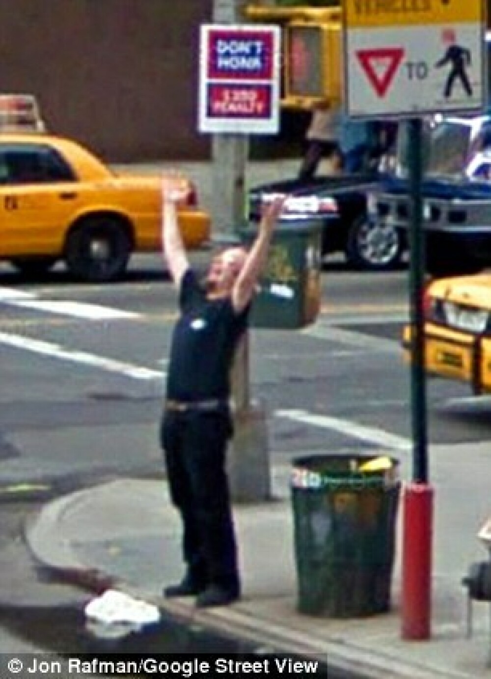 IMAGINILE care NU trebuiau sa apara niciodata pe Google Street View. Ce au surprins. FOTO - Imaginea 1