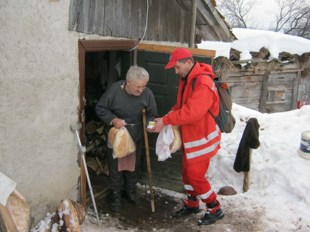 Dupa 9 zile de izolare, oamenii din doua sate hunedorene au fost ajutati de pompieri si paramedici - Imaginea 4