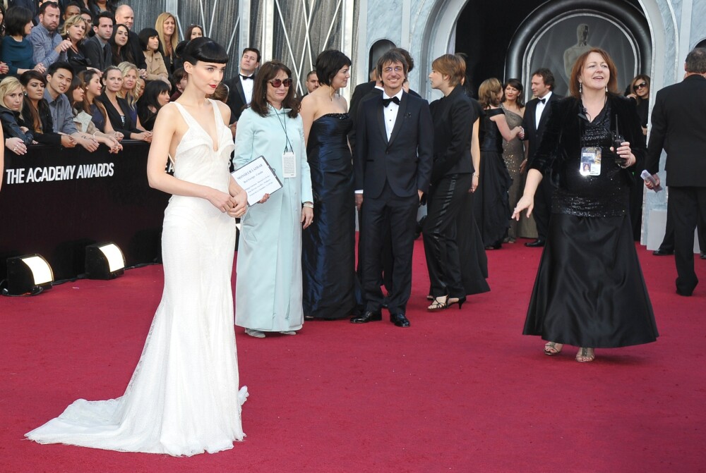 Defilarea starurilor pe covorul rosu, la Oscar 2012. Ce rochii au purtat vedetele. FOTO - Imaginea 18