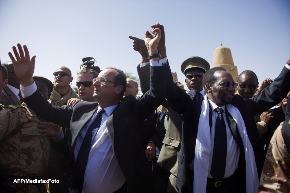 François Hollande a fost intampinat ca un eliberator in Mali si a primit cadou o camila tanara - Imaginea 1