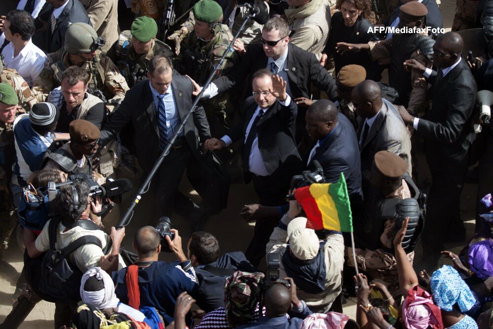 François Hollande a fost intampinat ca un eliberator in Mali si a primit cadou o camila tanara - Imaginea 2