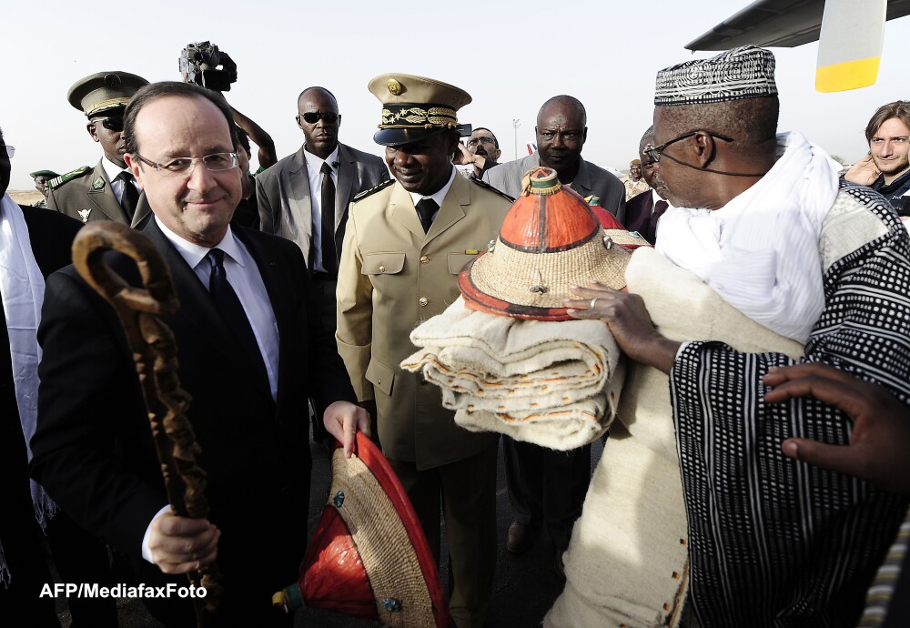 François Hollande a fost intampinat ca un eliberator in Mali si a primit cadou o camila tanara - Imaginea 3