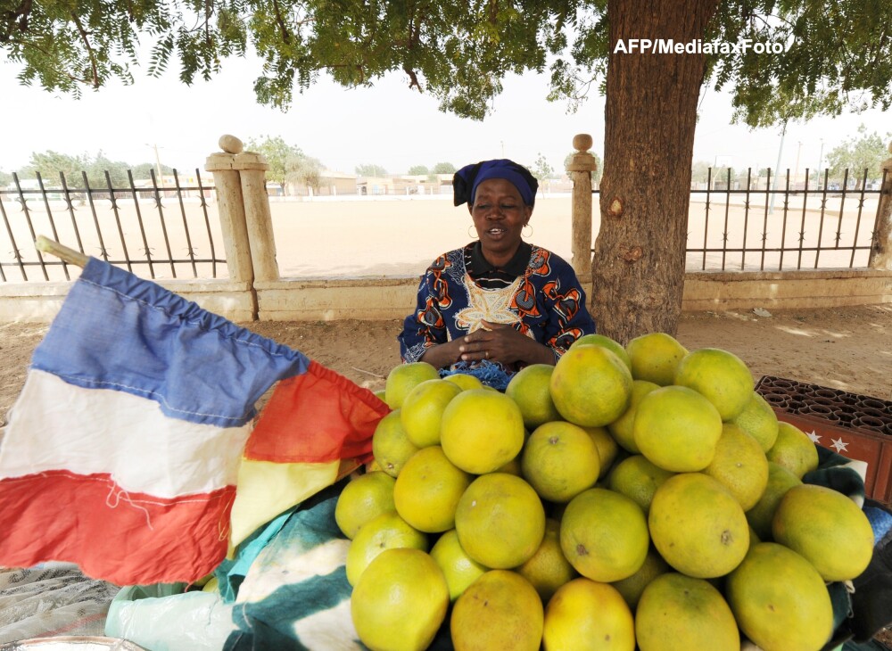 François Hollande a fost intampinat ca un eliberator in Mali si a primit cadou o camila tanara - Imaginea 4