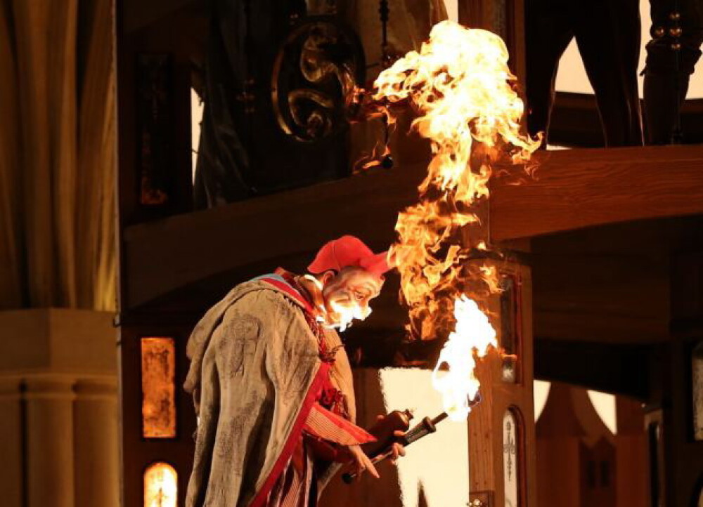 Momentul terifiant in care un actor ia foc pe scena operei din Chicago. Ramane desfigurat pe viata - Imaginea 2