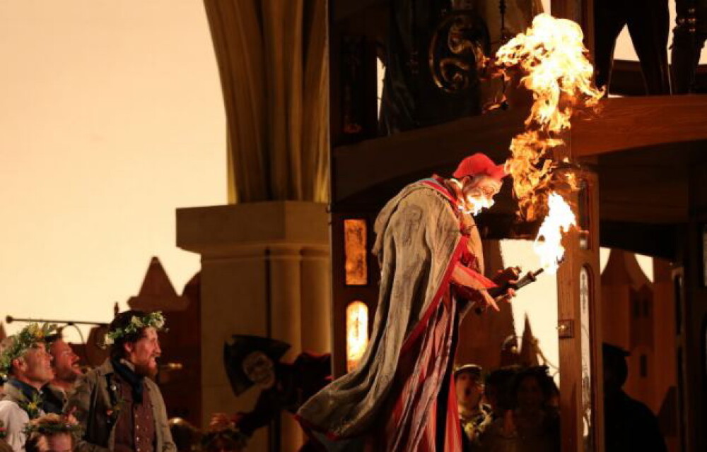 Momentul terifiant in care un actor ia foc pe scena operei din Chicago. Ramane desfigurat pe viata - Imaginea 3