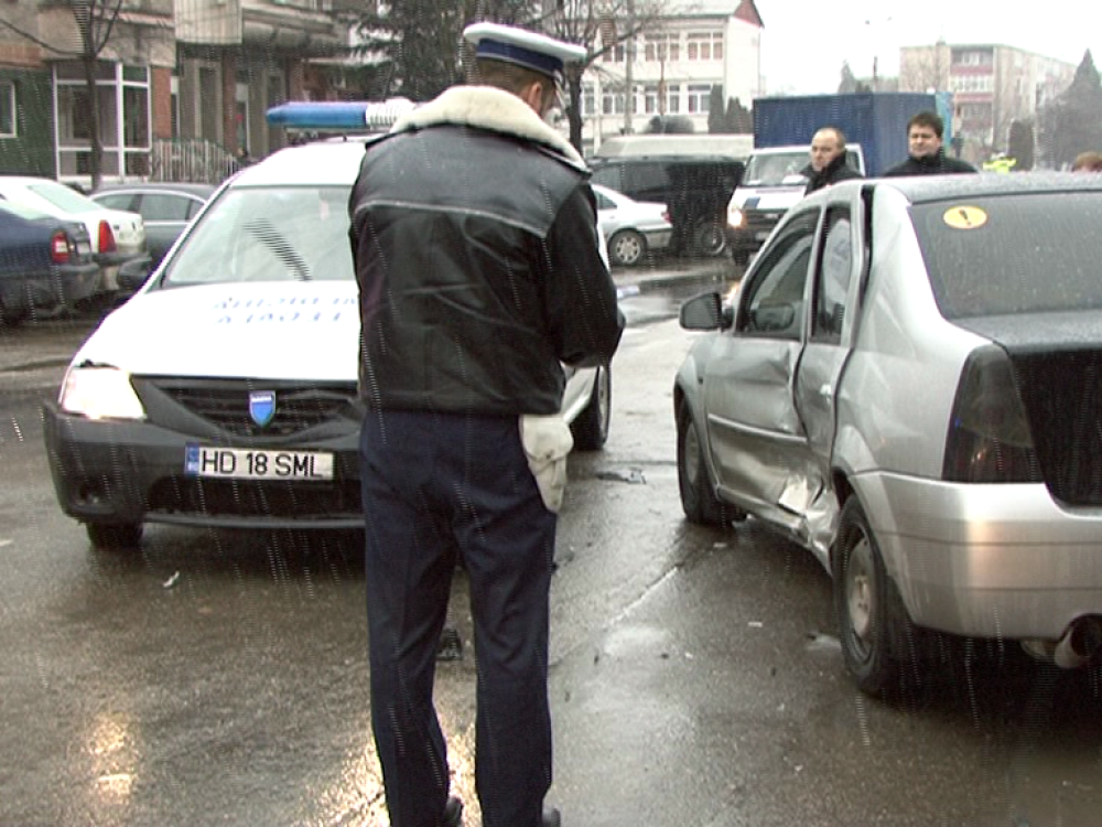 Un politist a fost implicat intr-un accident rutier, la Deva. A izbit o masina de la Medicina Legala - Imaginea 3