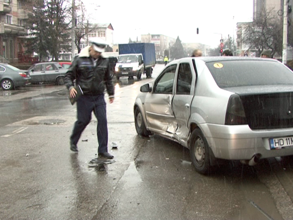 Un politist a fost implicat intr-un accident rutier, la Deva. A izbit o masina de la Medicina Legala - Imaginea 5