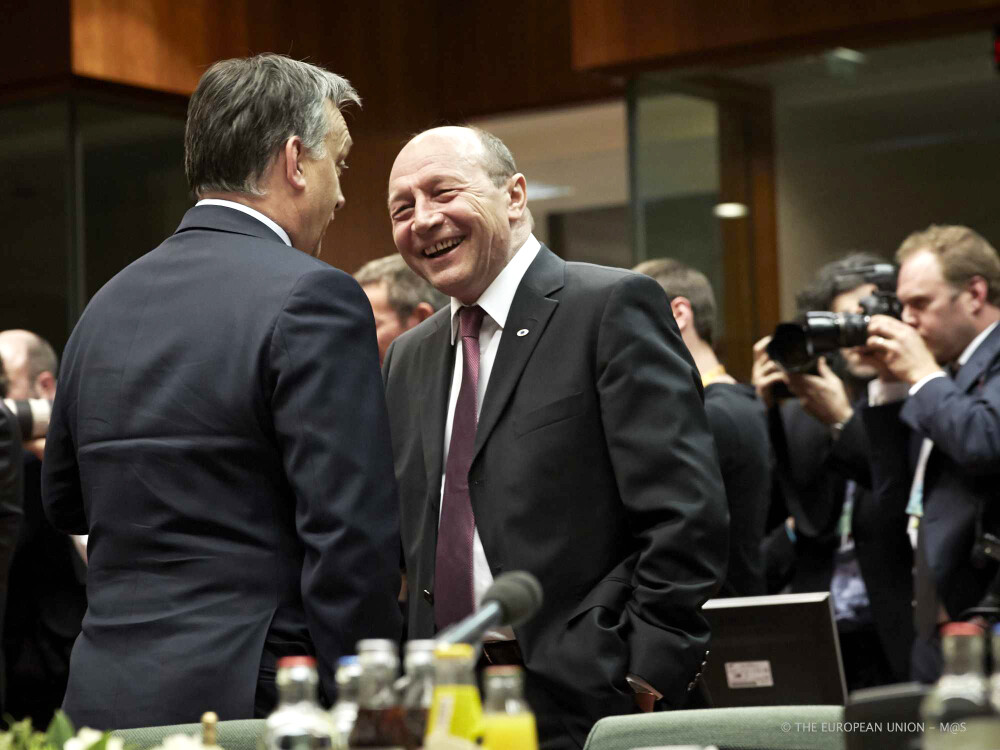 Basescu si Viktor Orban, fotografiati discutand si zambind inaintea lucrarilor Consiliului European - Imaginea 1