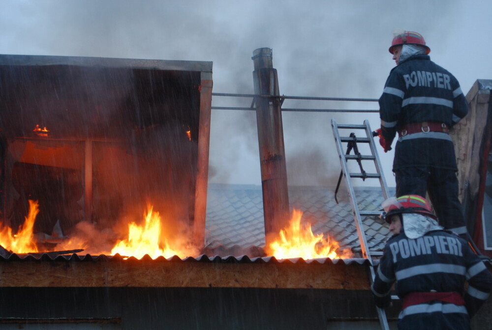 O hala a fost mistuita de flacari in judetul Hunedoara. Incendiul a pornit de la un burlan necuratat - Imaginea 1