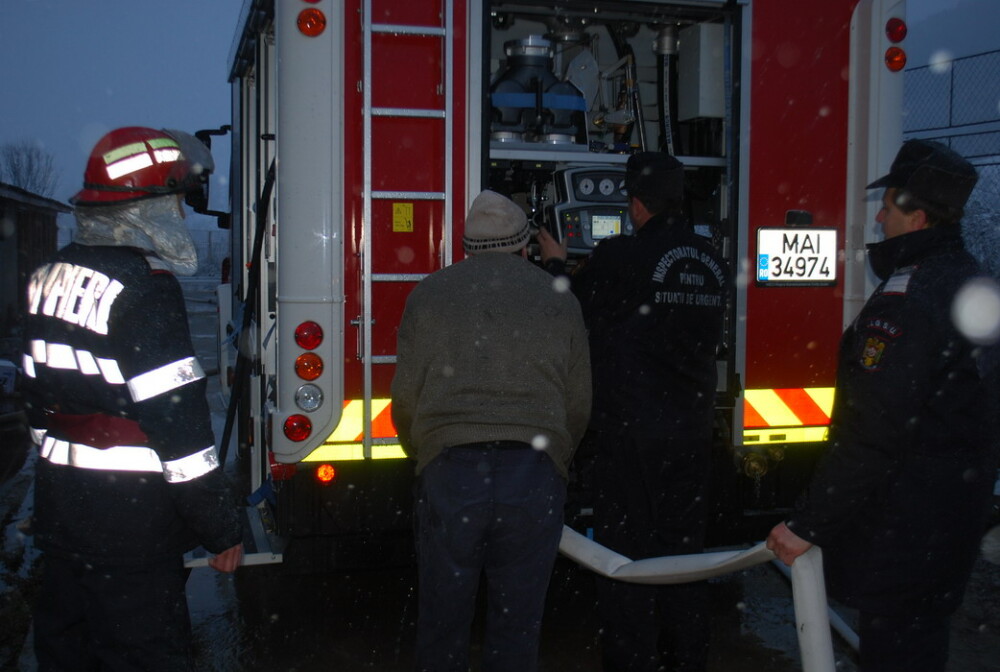 O hala a fost mistuita de flacari in judetul Hunedoara. Incendiul a pornit de la un burlan necuratat - Imaginea 3