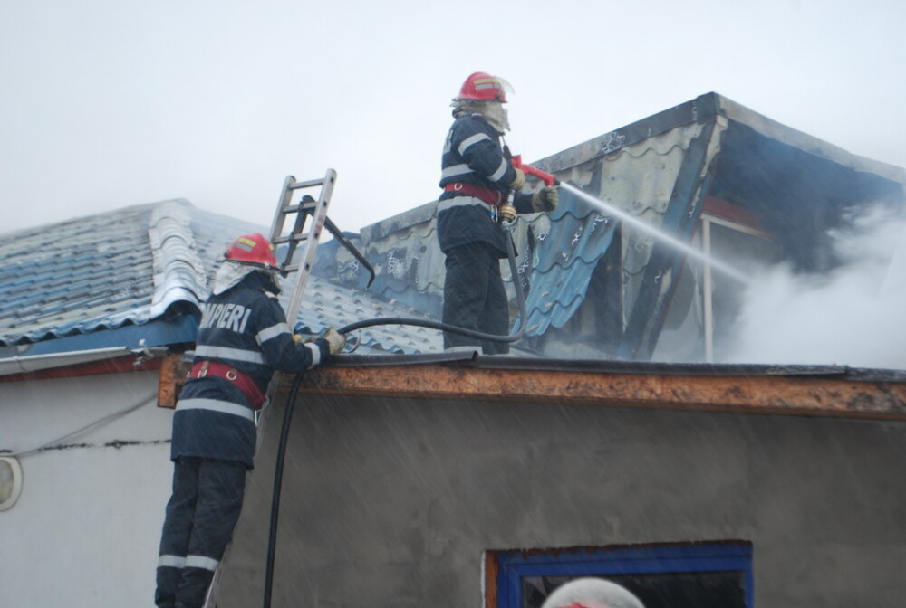 O hala a fost mistuita de flacari in judetul Hunedoara. Incendiul a pornit de la un burlan necuratat - Imaginea 5