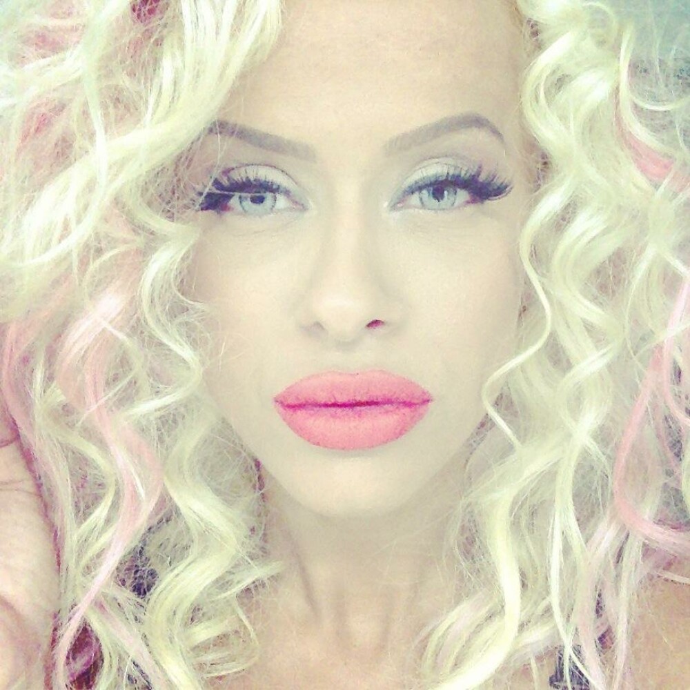 Una dintre cele mai frumoase femei din Romania s-a transformat intr-o Papusa Barbie - Imaginea 1