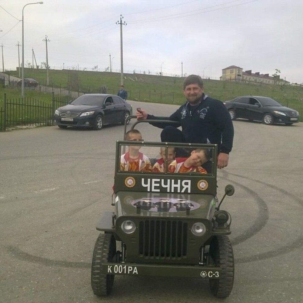 Cum isi traieste viata Raman Kadyrov, excentricul patron al echipei de fotbal Terek Grozny. FOTO - Imaginea 3