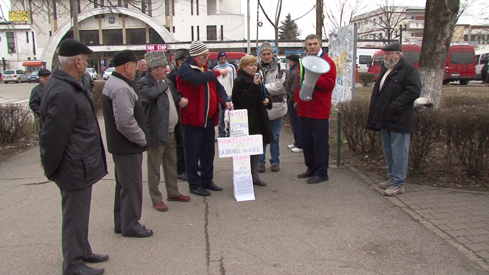 Protest esuat al pensionarilor suparati ca CFR le-a redus numarul de calatorii gratuite - Imaginea 1