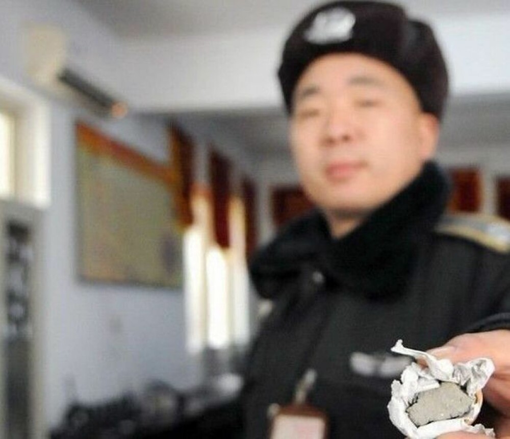 Descoperirea facuta de un politist chinez intr-un sac de nuci. 