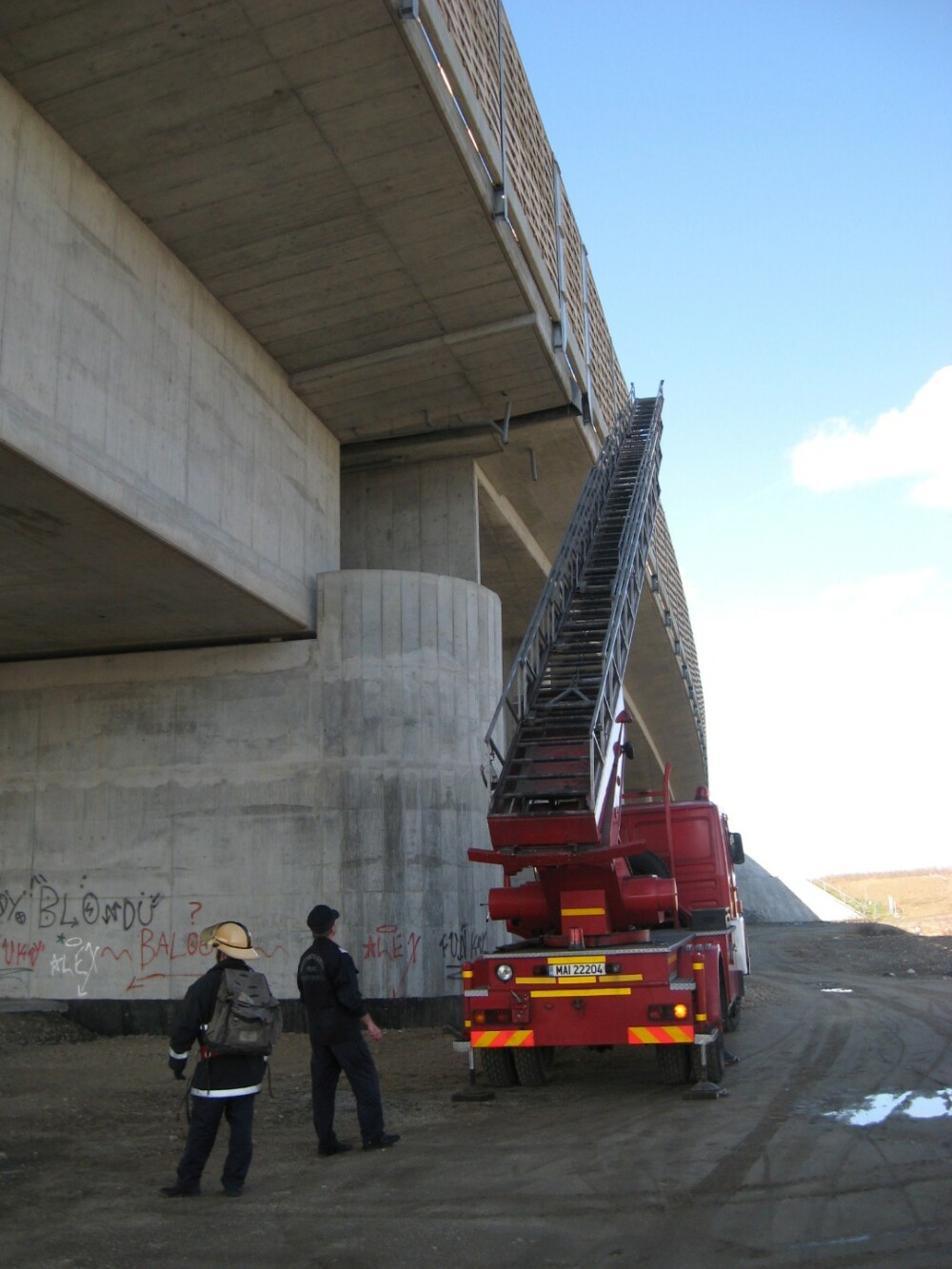 Operatiunea de salvare a unei pisici blocate in canalizarea podului autostrazii Arad-Timisoara. FOTO - Imaginea 3