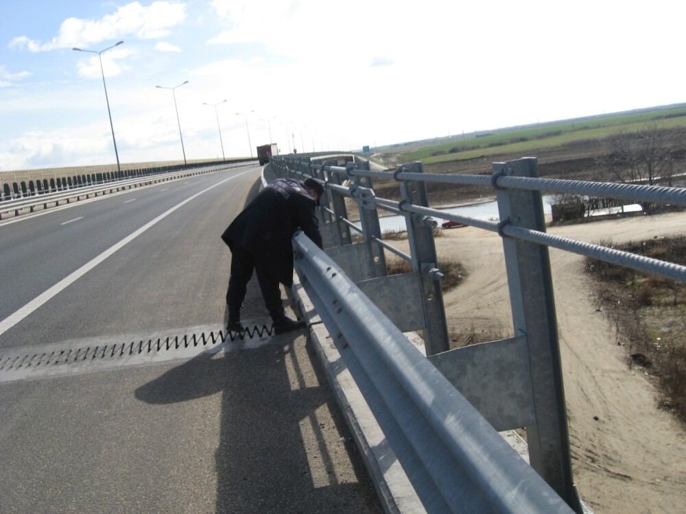 Operatiunea de salvare a unei pisici blocate in canalizarea podului autostrazii Arad-Timisoara. FOTO - Imaginea 9