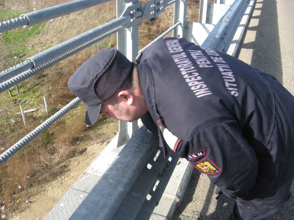 Operatiunea de salvare a unei pisici blocate in canalizarea podului autostrazii Arad-Timisoara. FOTO - Imaginea 10