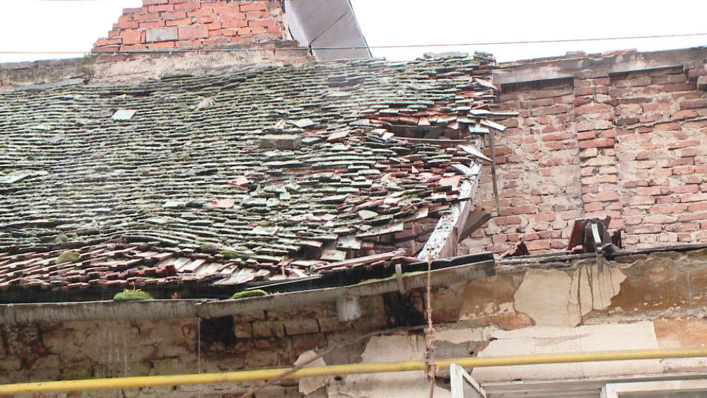 Pericol de explozie dupa ce un acoperis s-a prabusit in Piata Traian. Galerie FOTO - Imaginea 5