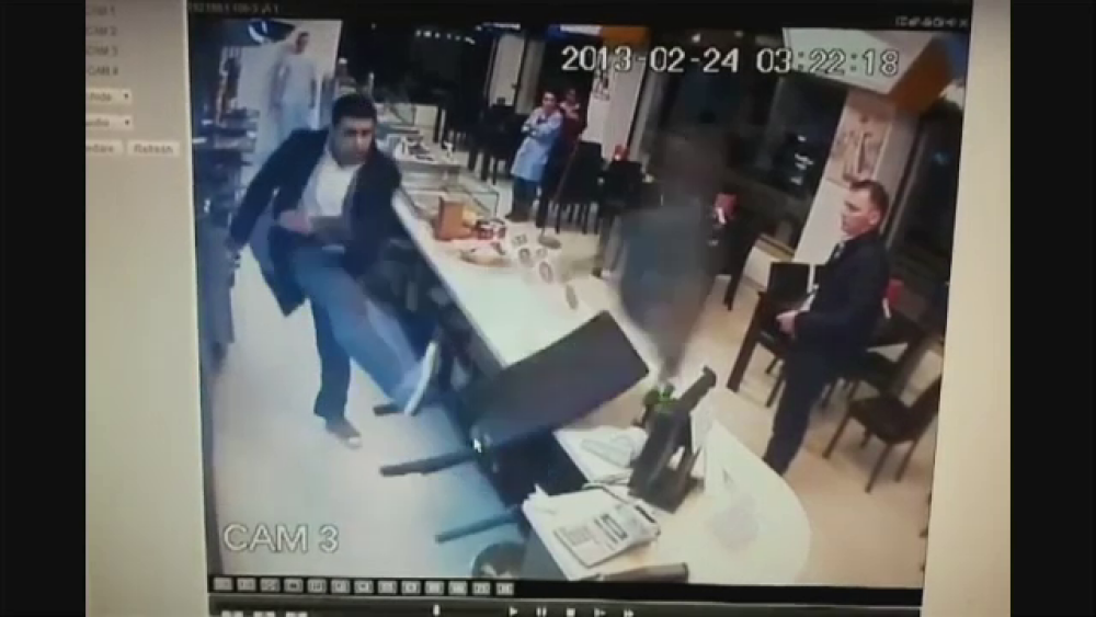 Teroare intr-un fast-food din Constanta. Un angajat a fost batut, o femeie a lesinat de frica - Imaginea 1