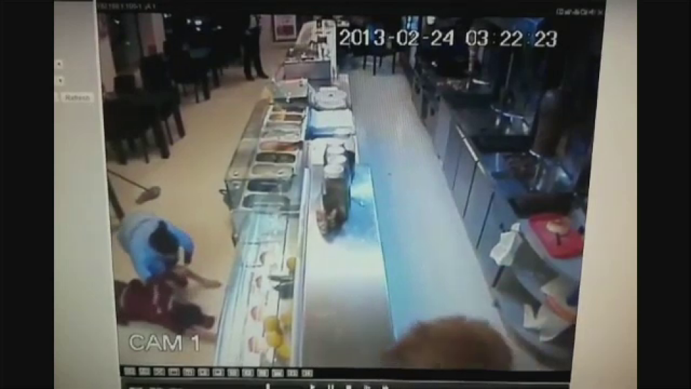 Teroare intr-un fast-food din Constanta. Un angajat a fost batut, o femeie a lesinat de frica - Imaginea 2