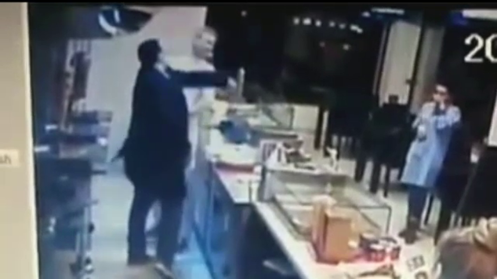 Teroare intr-un fast-food din Constanta. Un angajat a fost batut, o femeie a lesinat de frica - Imaginea 3