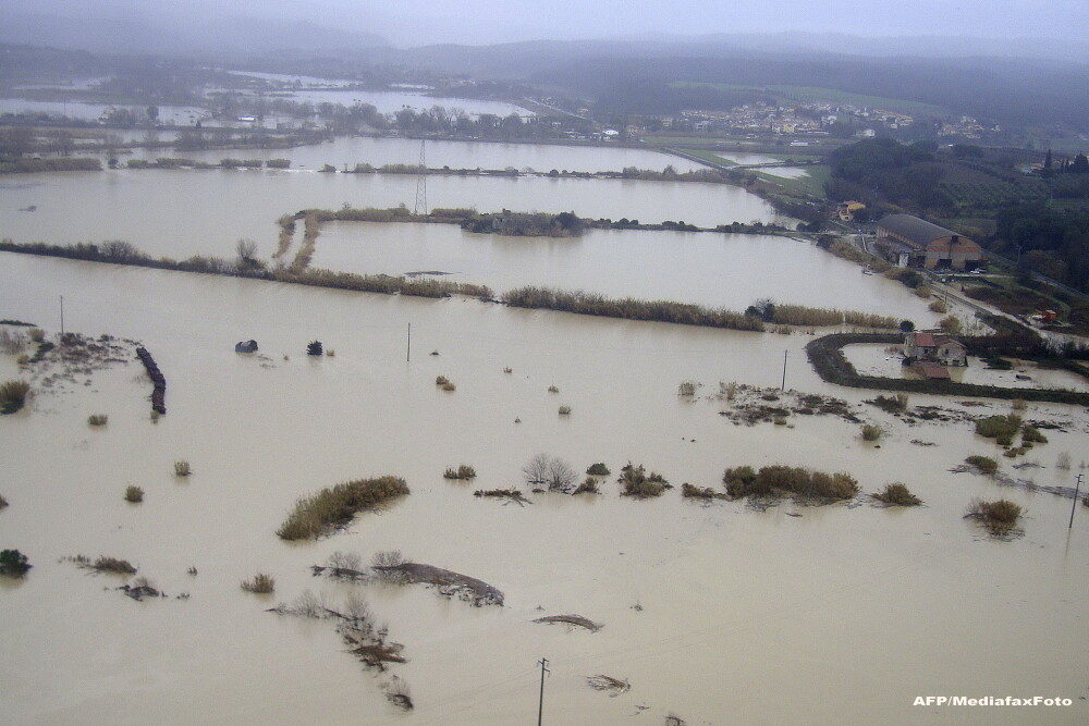 Italia, doborata de furia naturii. Roma, Venetia si Pisa se lupta cu inundatiile, in timp ce Alpii sunt sufocati de zapada - Imaginea 5