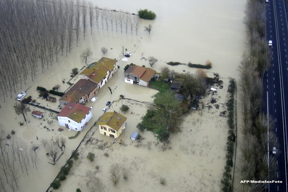 Italia, doborata de furia naturii. Roma, Venetia si Pisa se lupta cu inundatiile, in timp ce Alpii sunt sufocati de zapada - Imaginea 6