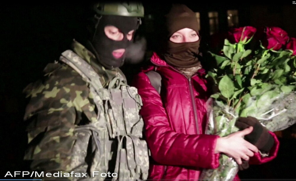 Dragoste pe baricade in Ucraina. Un protestatar si-a cerut iubita de sotie in mijlocul manifestatiilor. FOTO - Imaginea 1