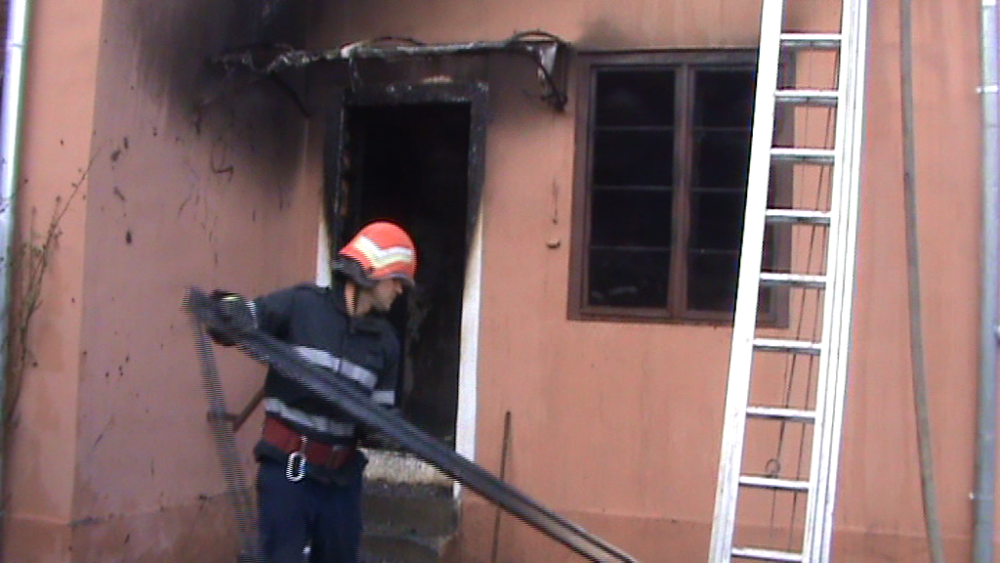 Incendiu la o casa din Caransebes. Din fericire nu s-au inregistrat victime, dar pagubele ajung la 15.000 de lei - Imaginea 3