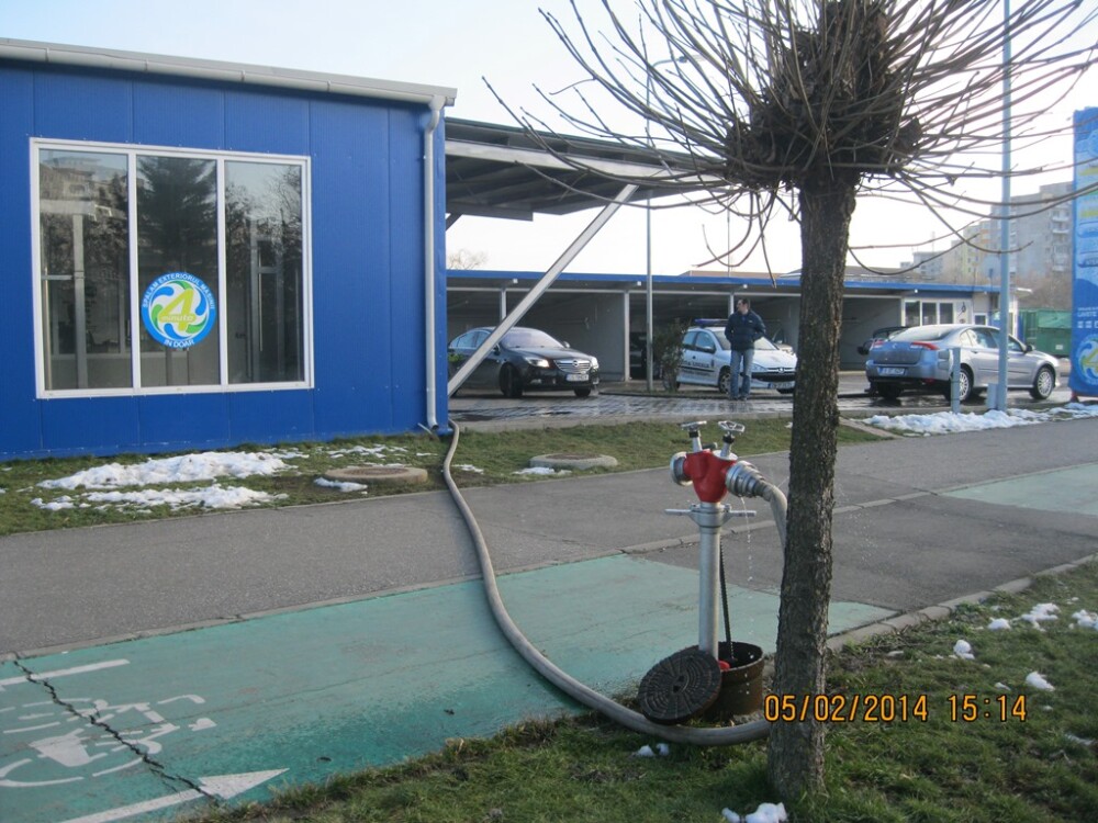 Angajatul unei spalatorii auto din Timisoara, surprins ca folosea apa din hidrant pentru spalarea masinilor - Imaginea 3